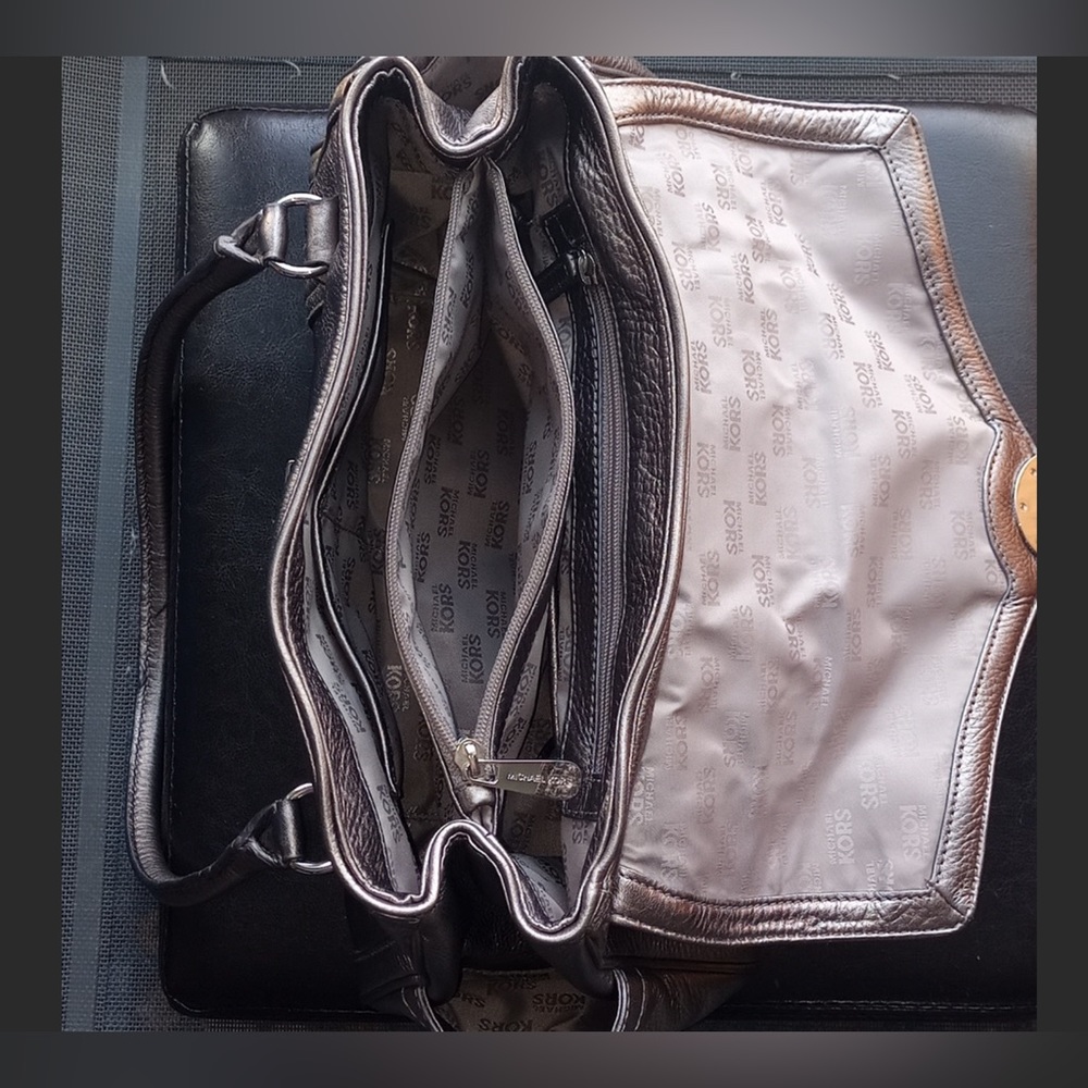 Michael Kors hand bag in metallic silver - Picture 6 of 12
